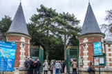 <center>Parc de Bagatelle. </center> Le parc et le château de Bagatelle1, également dénommé la « Folie d'Artois », ont été construits en soixante-quatre jours seulement, à la suite d'un pari entre Marie-Antoinette et le comte d'Artois, acquéreur du domaine en 1775. François-Joseph Bélanger a conçu le parc et Thomas Blaikie a assuré sa réalisation dans un style anglo-chinois, très en vogue à l'époque. Après avoir failli disparaître sous la Révolution française, le parc a été doté de l'orangerie, de la grille d'honneur et des écuries en 1835, puis des pavillons des gardes, du Trianon et des deux terrasses en 1870.