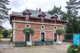 <center>Parc de Bagatelle. </center> Les anciennes écuries, qui datent de 1864, sont aujourd'hui le restaurant Les Jardins de Bagatelle.