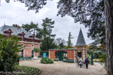 <center>Parc de Bagatelle. </center>. En 1835, le domaine est racheté par un aristocrate anglais, Lord Seymour, marquis d'Hertford. Il l'agrandit de 10 ha et fait redessiner le parc par Varé, dans le style à l'anglaise, typique de cette époque. Héritier de Lord Seymour, Richard Wallace habitera le domaine jusqu'à sa mort en 1890. La Ville de Paris le rachète en 1905 et confie la réhabilitation du parc au conservateur du bois de Boulogne, Jean-Claude Nicolas Forestier. La création du concours de roses en 1907 contribuera à la renommée de Bagatelle dans le monde entier. Au fil des ans, le parc, un des quatre sites du Jardin botanique de la Ville de Paris, s'enrichit de plusieurs collections horticoles et botaniques pour s'étendre sur 25 hectares.