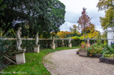 <center>Parc de Bagatelle. </center> Cour circulaire. Les statues ont été retrouvées il y a quelques années au château de Bonnemare, dans l'Eure. Elles ont été acquises, restaurées et rapportées à Bagatelle apres un siècle d'absence grâce à feu l'Association des Amis de Bagatelle qui en a fait don à la ville de Paris.