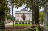 <center>Parc de Bagatelle. </center> La cour d'honneur. A une certaine époque, deux pelouses (amovibles) ornaient le centre de la cour. Six sphinx et sphinges gardent trois côtés de la cour, devant le château, le trianon et l'escalier. Un autre duo de sphinges se trouve derrière le château. A coté de chaque pavillon se trouve deux arbres remarquables, un Platane commun - Platanus x acerifolia, à droite et un Platane d'Orient - Platanus orientalis à gauche. Notez la différence dans le contour des deux arbres. Le tronc du platane d'Orient est plus tortueux.
