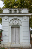 <center>Parc de Bagatelle. </center> Originellement, un pavillon des pages avait été bâti à cet emplacement par Louis-Alexandre Bélanger, l'architecte du Comte d'Artois, peu apres l'achèvement de la Folie. Il était plus vaste que le chateau et abritait les services et les dépendances. Restauré par Lord Seymour, son fils adoptif, Sir Richard Wallace l'a fait détruire pour agrandir le cour d'honneur et l'a fait remplacer par les deux pavillons actuels, construits par Léon de Sauge ou Desanges, ainsi que le Trianon et les deux terrasses.  L'un porte une rose des vents,