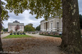 <center>Parc de Bagatelle. </center> En 1775, le comte d'Artois (futur Charles X), frère de Louis XVI, acquiert un petit château construit vers 1720 dans le bois de Boulogne, et qui avait été un lieu de libertinage bien connu, d'où son surnom. Le comte paria avec Marie-Antoinette 100 000 livres qu'il ferait reconstruire le château en deux mois. Commencé le 21 septembre 1777, neuf cents ouvriers travailleront nuit et jour sur le chantier, le comte dépensera plus d’un millions de livres, le chantier fut achevé à temps pour l'inauguration le 26 novembre. Le château fut dessiné par Bélanger.