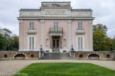 <center>Parc de Bagatelle. </center> Le château que vous pouvez admirer aujourd'hui n'est pas exactement tel que le visita Marie-Antoinette. L'un des propriétaires du domaine, le Marquis d'Hertford, a fait modifier le premier étage et les combles au XIXème siècle. L'attique a été surélevée. Si on se réfère aux aquarelles de l'architecte Bélanger telles qu'elles furent approuvées par le conte d'Artois en 1777, la folie avait, à l'origine un toit plus triangulaire côté cour d'honneur, et l'attique était plus dégagée, mise plus en valeur. Si certains spécialistes considèrent que ces travaux on cassé l'harmonie de l'ensemble, l'aspect extérieur du chateau reste néanmoins très agréable.