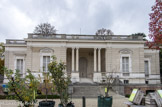 <center>Parc de Bagatelle. </center> Sir Wallace fit faire, par Montebianco,  d'importants travaux en 1872, et fit construire pour son fils unique ou pour abriter ses collections ce bâtiment appelé « Le Trianon ».