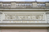 <center>Parc de Bagatelle. </center> L'inscription latine figurant sur la façade du chateau 