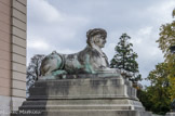 <center>Parc de Bagatelle. </center> Un des deux sphinx du devant le château