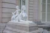 <center>Parc de Bagatelle. </center> Une des maîtresses du prince, Rosalie Duthé, de l'Opéra, souvent court vêtue, aurait prêté ses traits à l'une des deux sphinges en marbre ornant la façade sur jardin. Chaque sphinge est chevauchée par un amour.