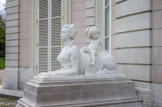 <center>Parc de Bagatelle. </center> Une des maîtresses du prince, Rosalie Duthé, de l'Opéra, souvent court vêtue, aurait prêté ses traits à l'une des deux sphinges en marbre ornant la façade sur jardin. Chaque sphinge est chevauchée par un amour.