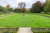 <center>Parc de Bagatelle. </center> Le Jardin francais, juste derrière la Folie de Bagatelle, est un espace rectangulaire, bordé de bancs et d'un massif d'un coté, et ouvrant sur la grande pelouse de l'autre. L'espace central est composé d'une pelouse bordée de plantes et de fleurs, dont la composition et l'arrangement varie selon les saisons, avec une petite pièce d'eau au centre. On peut parcourir ce jardin par une petite allée longeant les bordures dont les compositions florales sont souvent renouvellées, en accord avec la saison.
