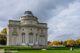 <center>Parc de Bagatelle. </center> L'arrière de la folie est également très beau, faisant face à un jardin à la française.