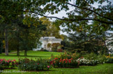 <center>Parc de Bagatelle. </center> Le parc de Bagatelle est ponctué de petits jardins regroupant les fleurs par espèces : le jardin des iris, le jardin des plantes vivaces, le jardin des Présentateurs, où ont lieu des expositions horticoles.
