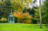 <center>Parc de Bagatelle. </center> La  pagode de style chinois datant du 19e siècle. Lors de la vente des objets et des oeuvres d'art du jardin en 1906, elle fut achetée par un anglais, lord Astor, qui l'installa dans sa propriété de Cliveden, près de Windsor. C'est là-bas qu'il fallut en refaire les plans pour la reconstruire à l'identique il y a quelques années.
