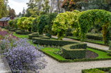 <center>Parc de Bagatelle. </center> le Jardin des Présentateurs est situé entre la maison du chef jardinier et les anciennes écuries qui abrite aujourd'hui un restaurant. Vous y trouverez des rosiers grimpants, des clématites, des glycines, des lavandes, des asters ... l'arrangement floral des parterres change très souvent. Les asters offrent de belles fleurs très décoratives et peuvent être présentés en bordure, massif, pot, jardinière... Ce sont des plantes vivaces à feuillage caduc.
La collection d'asters de Bagatelle est à floraison automnale. Elle est présentée dans cette partie du jardin de la mi-septembre à la mi-novembre, le long du mur de gauche (quand vous faites face à la maison du chef-jardinier).