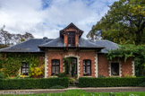 <center>Parc de Bagatelle. </center> La maison du chef jardinier. Elle sépare le jardin des présentateurs et le potager. Elle a été construite vers 1860 pendant la période anglaise de Bagatelle