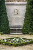 <center>Parc de Bagatelle. </center> Le parc fut racheté par la Ville de Paris en 1905, qui confia sa réhabilitation au conservateur des jardins de Paris, Jean-Claude-Nicolas Forestier. Il s'attacha à faire du parc un jardin de collections botaniques, sans détruire l'harmonie des aménagements précédents. Il transforma les zones vivrières en jardins de présentation, pour y exposer des collections de roses, d'iris, de plantes vivaces, de clématites, de pivoines. C'est à lui que nous devons la célèbre roseraie de Bagatelle, qui donne lieu chaque année à un concours international, et cela depuis 1907.
