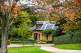 <center>Parc de Bagatelle. </center> La maison du chef jardinier. Elle sépare le jardin des présentateurs et le potager. Elle a été construite vers 1860 pendant la période anglaise de Bagatelle