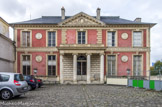 <center>La Folie Saint-James </center> Claude Baudard de Vaudésir, baron de Sainte-James (sur Loire), trésorier général de la Marine et des Colonies (1738-1787) achète le domaine de la Chambre en 1772. La demeure de briques et de pierres habillée d'une façade de style néoclassique qu'il fait réaliser est sans doute l'œuvre de l'architecte Jean-Michel Chevotet et de son gendre, Jean-Baptiste Chaussard.
Afin de rivaliser avec le château de Bagatelle construit pour le comte d'Artois, le baron de Sainte-James fait appel lui aussi à l'architecte François-Joseph Bélanger. Ce dernier conçoit un magnifique jardin, typique des folies du XVIIIe siècle, qui s'étendait sur 12 hectares, de part et d'autre de l'actuelle rue de Longchamp.