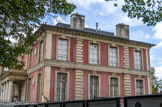 <center>La Folie Saint-James </center> Au XIXe siècle, le domaine, morcelé puis loti, disparaît peu à peu. En 1844, le docteur Casimir Pinel, spécialiste des maladies nerveuses, installe une maison de santé dans la propriété. Le peintre Toulouse-Lautrec y séjourne d'ailleurs en 1899. Les descendants du médecin, les Sémelaigne, poursuivent son œuvre jusqu'en 1920, quand la famille Lebel acquiert le domaine.