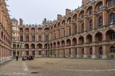 <center>Saint-Germain-en-Laye. </center> Le Château-Vieux. En 1689, Louis XIV offre l’hospitalité à son cousin Jacques II Stuart, roi d’Angleterre exilé, et à sa famille. Les Jacobites resteront jusqu’en 1713.