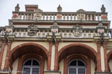 <center>Saint-Germain-en-Laye. </center> Le Château-Vieux. Les losanges de lave ont été réémaillés et les boules existantes dorées à la feuille d'or, selon les techniques traditionnelles, ainsi que les boules neuves, destinées à remplacer celles perdues, copiées sur le modèle d'origine, et également dorées.
