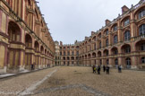 <center>Saint-Germain-en-Laye. </center> Le Château-Vieux. Le château s'articule autour d'une cour intérieure en forme de pentagone reprenant le tracé primitif du château de Charles V. Les ailes qui encadrent cette cour portent traditionnellement les noms suivants:

    aile du roi (aile Nord)
    aile de la reine (aile Est)
    aile des enfants du roi (aile Sud-Est)
    aile de la chapelle (aile Sud-Ouest)
    aile de la salle des fêtes (aile Ouest)