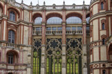 <center>Saint-Germain-en-Laye. </center> La chapelle gothique. De l'extérieur, les fenêtres sont rectangulaires.