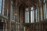 <center>Saint-Germain-en-Laye. </center> La chapelle Saint-Louis est un chef-d'œuvre de style gothique rayonnant. Par son plan et son architecture, elle est la préfiguration de la grande Sainte-Chapelle que saint Louis fera bâtir dans l'enceinte du Palais de la Cité à Paris de 1240 à 1248. Il confie ces deux chantiers à son architecte favori, Pierre de Montreuil, qui adapte à Paris des formules architecturales inventées à Saint-Germain : une nef à vaisseau unique, terminée par un chevet à pans, de très hautes verrières découpant la quasi-totalité des murs et des contreforts adossés à l'extérieur, entre les travées. Le soubassement nu est placé en retrait derrière une arcature basse isolée. Le volume de l'édifice est donc libéré de tout support intérieur.