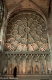 <center>Saint-Germain-en-Laye. </center> La chapelle. Le mur ouest est orné d'une grande rose de style gothique rayonnant, autrefois garnie de verres peints. Cette appellation renvoie aux rayons des fines rosaces laissant filtrer, par leurs vitraux, la lumière qui, de Dieu, pénètre jusqu'aux clercs puis aux fidèles. Le percement maximum des murs est permis par la technique de la pierre armée. Des éléments de métal sont intégrés à la structure des murs afin d'assurer la stabilité des pierres. C'est dans la chapelle royale de Saint-Germain que Baudoin II, empereur de Constantinople, remet à saint Louis, en 1238 les reliques de la Couronne d'épines du Christ. Ces reliques sont destinées à la Sainte-Chapelle de Paris qui, elle, ne sera consacrée qu'en avril 1248.