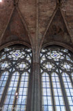 <center>Saint-Germain-en-Laye. </center> La chapelle. Les ogives de la voûte retombent sur des colonnettes qui descendent jusqu'au sol, entre les baies.