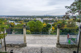 <center>Saint-Germain-en-Laye. </center> Aménagé à l'origine pour Henri II par Philibert de l'Orme, puis par Le Primatice, afin d'abriter une « Maison du Théâtre et de la Baignerie » en 1556, le Château-Neuf était devenu sous Henri IV, une vaste demeure de plaisance dont l'intérêt principal résidait en un site à la vue exceptionnelle et des jardins descendant par six terrasses successives jusqu'au bord de la Seine. Le règne d'Henri IV marqua l'apogée de ce palais auquel collaborèrent les artistes les plus prestigieux :
Simon Vouet pour les décors peints, Claude Mollet pour les parterres de broderies et Thomas Francini pour les grottes artificielles abritant de merveilleux automates. Mais cette période faste fut relativement courte et la mort de Louis XIII, provoqua le déclin du domaine qu'accélérèrent les troubles de La Fronde.
La Rampe des Grottes et le Mur des Lions constituent, avec les Pavillons Henri IV (oratoire du Roi) et Sully (situé sur la commune du Pecq) les seuls témoins subsistant du CHATEAU NEUF et de la magnifique composition de Jardins en Terrasses organisée sur la pente, et réunis par des escaliers de formes variées.