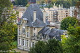 <center>Saint-Germain-en-Laye. </center> Le Pavillon Sully était le Pavillon du Jardinier. Il fut bâti après 1605 et habité par le jardinier du roi et ses descendants. Comme à l'origine, ses jardins sont agrémentés de dentelles et bordures de buis, de massifs fleuris, de boulingrins et de statues. La vue sur la vallée historique est unique et fut appréciée par les rois, de Henri II à Louis XVI.