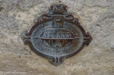 <center>Saint-Germain-en-Laye. </center> Plaque de nivellement, avec les armes de la ville.