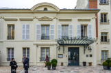 <center>Saint-Germain-en-Laye. </center> Pavillon Henri IV. La construction qui abrite cet établissement comprend une partie historique, le pavillon de l'oratoire du roi, l'un des vestiges subsistant de l'ancien Château-Neuf de Saint-Germain-en-Laye.  Charles X entreprit de détruire ce monument alors délabré en vue de le reconstruire, mais la Révolution mit fin prématurément à ce projet. Ce qui en restait fut alors vendu comme bien national. En 1825, un entrepreneur du nom de Barthélémy Planté l'acheta avant de le restaurer et de l'agrandir, puis le céda à la compagnie des chemins de fer de l'Ouest. Le bâtiment fut ensuite loué à Jean-Louis-François Collinet, chef cuisinier, qui le transforma en restaurant. Ce restaurant acquit rapidement une certaine célébrité grâce à ce chef à qui on doit la création des pommes soufflées et de la sauce béarnaise.