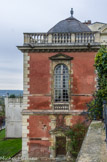 <center>Saint-Germain-en-Laye. </center> Le Pavillon Henri IV, situé au Nord, abritait un oratoire à l'étage (où Louis XIV fut ondoyé) et au rez-de-chaussée, une fausse grotte aux murs garnis de coquillages dans le style des nymphées. Le pavillon a conservé son matériau d'origine, brique et pierre et ardoise en couverture, ainsi que son volume général.