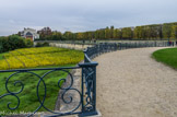<center>Saint-Germain-en-Laye. </center> Elle possède une « demi-lune » au premier tiers de sa longueur.