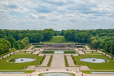 <center>Les Jardins vus du toit. </center> Vue au-delà de  la Grille d'eau . On voit bien l'étagement des différents bassins : au premier plan, le Rond d'eua, puis les deux bassins des Tritons, le Grand Miroir Carré et l'élargissement du Grand Canal devan les Grottes. Deuxième axe transversal au niveau du Rond d'Eau : à gauche se trouve 