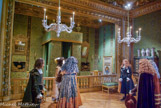 <center>Chambre du Roi. </center> Dans l'alcove : 
Coffres en laque du Japon (XVIIème siècle) et 1 paire de miroirs (XVIIème siècle).
Lit de style 1660.
4 lustres en bois argenté, style 1650.