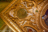 <center>Chambre du Roi. </center> Aux angles de la voussure sont des figures ailées.