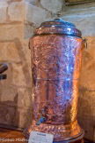 <center>Les cuisines.</center> Fontaine en cuivre, aux armes du marquis de Marigny directeur des bâtiments de Louis XV.