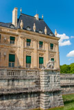 <center>Façade Sud. </center> Allégorie  de  la  Justice  et  du  droit de MICHEL ANGUIER (1612 - 1686). De l'autre côté, on al'allègorie de la Clémence