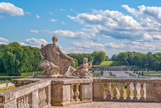 <center>Façade Sud. </center> Vue sur les jardins. Allégorie  de  la  Justice  et  du  droit.