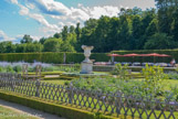 <center>Les Jardins. </center> Le parterre des Fleurs. Ce parterre devait comporter deux bassins et un autre sur la Terrasse qui le borde.