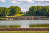 <center>Le Grand Miroir Carré.</center> Il  mesure 4000 m². Sa surface équivaut à celle de «un arpent», unité de surface de l'Ancien Régime ; ce bassin est encore appelé «Le Grand Arpent d'Eau».
Depuis que vous vous en approchez, vous réalisez que les Grottes ont tendance à s'enfoncer, à reculer ; vous découvrez que leur appui sur la margelle Sud de ce bassin n'était qu'une illusion.
