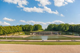 <center>Canal de la Poêle. </center> Un troisième axe transversal sépare la grotte des jardins. Cette présence d’axes transversaux coupant un axe longitudinal permet à Le Nôtre de conférer un certain dynamisme à la composition du parc, rompant ainsi avec les jardins de la Renaissance, ordonnées avec une symétrie parfaite.
Ce canal s'élargit en son centre pour constituer un miroir qui sépare les Cascades au Nord, et au Sud, les Grottes.