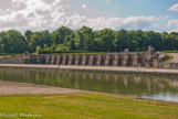 <center>Les Cascades. </center>Face à la Grotte se trouvent les Cascades, invisibles depuis le château, ouvrage autrefois animé par des jets en grand nombre. Ce type d’architecture est récent en France et date de la première moitié du XVIIe siècle. La Grotte est en grande partie en pierre brute. Les sculptures furent dessinées par Charles Le Brun et réalisées par Matthieu Lespangnel.