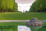 <center>Bassin de la Gerbe et statue d'Hercule. </center> Des rampes et de vastes degrés contournent les Grottes et conduisent au bassin de la Gerbe. En haut, la statue d'Hercule en plomb, doré à la feuille, en dessous, des admiratrices.
La copie monumentale d’Hercule Farnèse qui clôt la longue perspective, fondue par Thiébaud en 1891 constitue une allusion à Nicolas Fouquet qui se place ainsi dans la lignée d’un personnage mythologique qui passe pour un bienfaiteur de l’Humanité.