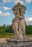 <center>Les Jardins. </center> Putti de Philippe  de  Buyster qui les représente  en  farandole, soutenant une corbeille de fruits.
