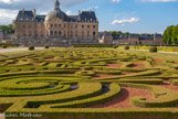 <center>Le parterre des Broderies.</center> Lles plus proches du château, ils étaient considérés à l’époque de Fouquet comme l’ornement le plus noble d’un jardin. Sa première utilisation date de 1595 pour le château de Saint-Germain-en-Laye. L’état actuel des broderies est une reconstitution du XXe siècle, plus ou moins fidèle : les rinceaux étaient plus fins, du sable jaune contrastait avec des gravillons de charbon, et les bordures des parterres étaient plus fines.