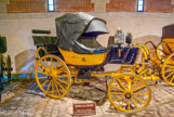 <center>Musée des Attelages. </center> Briska de voyage, attelé à 2 ou 4 chevaux, par Fuller.